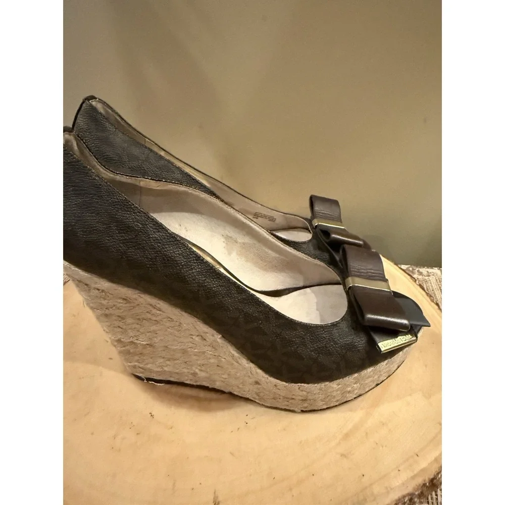 Michael Kors MEG MK 8.5 Brown Logo‎ Signature Peep Toe Bow Espadrille's Wedges